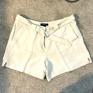 White House Black Market Khaki linen short w/belt. Zip front. Pockets both sides
